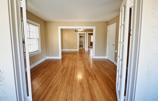 Beautiful Apartments near Loose Park!!!