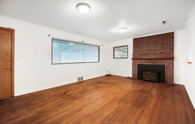 Ideally Located 3 Bed 1 Bath Burien Home w/ Huge Fenced Yard & Garage!