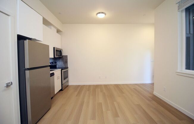 1 bed, 1 bath, 422 sqft, $1,345, Unit 8120 - 102