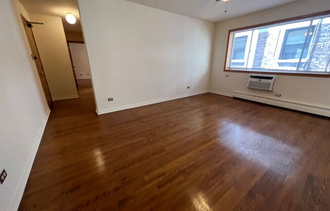 2 beds, 1 bath, 900 sqft, $2,450, Unit 417-305