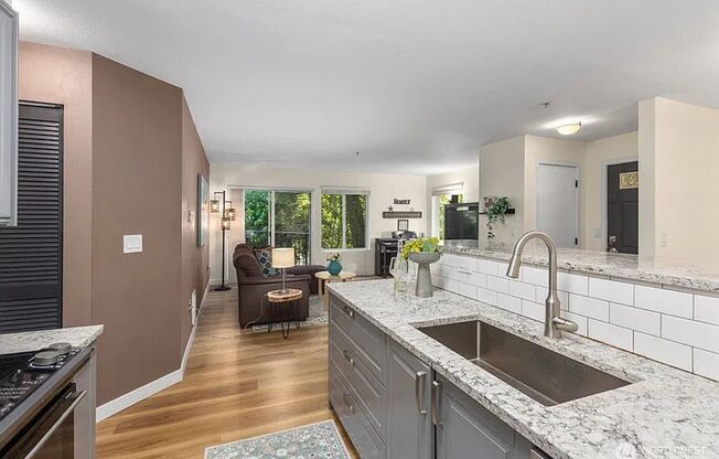 3 beds, 1 bath, $2,700, Unit UNIT 102