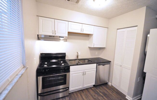 2 beds, 1 bath, $1,095, Unit 1332 D