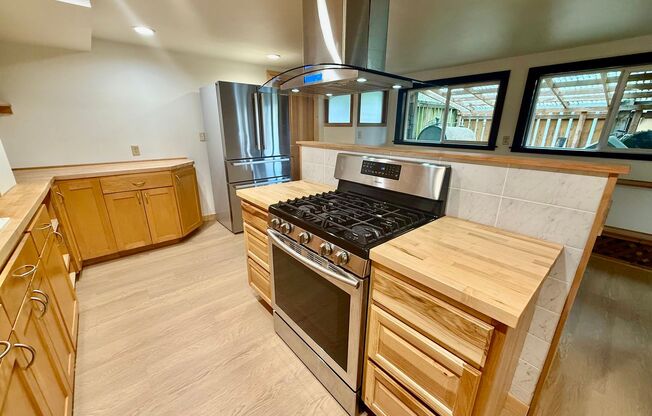 Brand New 1 bed, 1 bath with Den In Lynnwood $2495/mo.