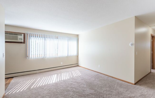 2 beds, 1 bath, $1,190, Unit 70012