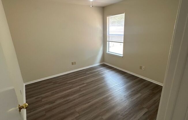 READY TO MOVE IN SPECIAL $1000.00 OFF 1ST FULL RENT!! Mary's Creek Estates Home Split floor plan, close to shopping and schools