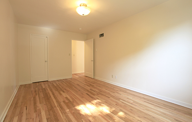 3 beds, 1 bath, $2,500, Unit 094