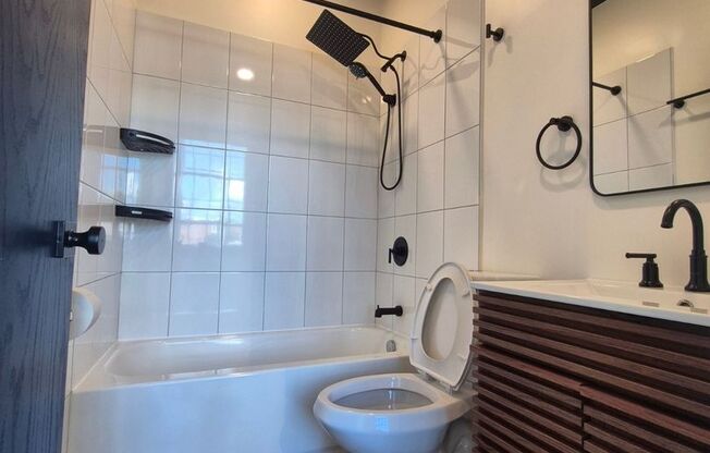 2 beds, 2 baths, 850 sqft, $1,695, Unit Apt. 111