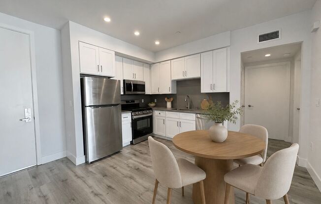 2 beds, 2 baths, 911 sqft, $2,725, Unit 205