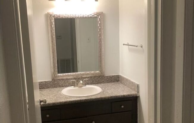 1 bed, 1 bath, 705 sqft, $900, Unit 25