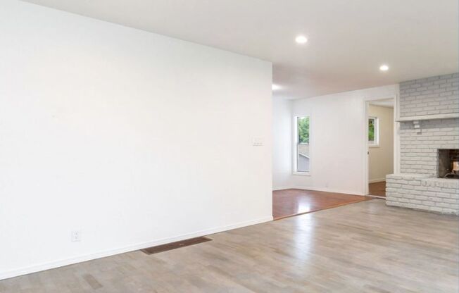 4 bedroom + 2 bonus rooms, 2 entrances and 2 kitchens!