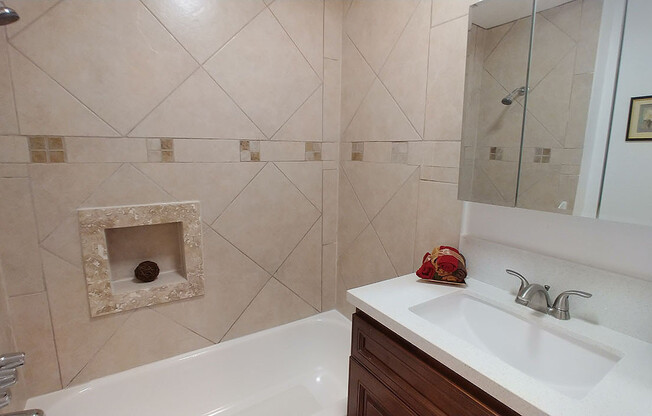 2 beds, 2 baths, 910 sqft, $2,895, Unit 406