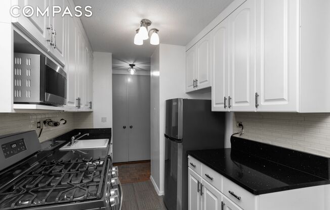 2 beds, 1 bath, $4,000, Unit 4C