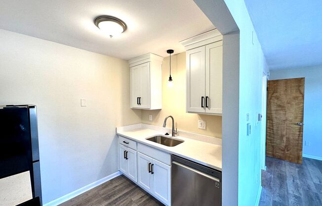 Studio, 1 bath, 480 sqft, $825, Unit 1E