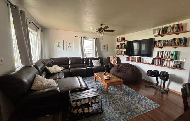 4 BED | 1 BATH | SINGLE-FAMILY | NORTH | FURNISHED