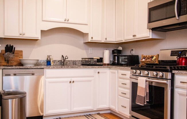 2 beds, 2 baths, 1,000 sqft, $7,800, Unit 4