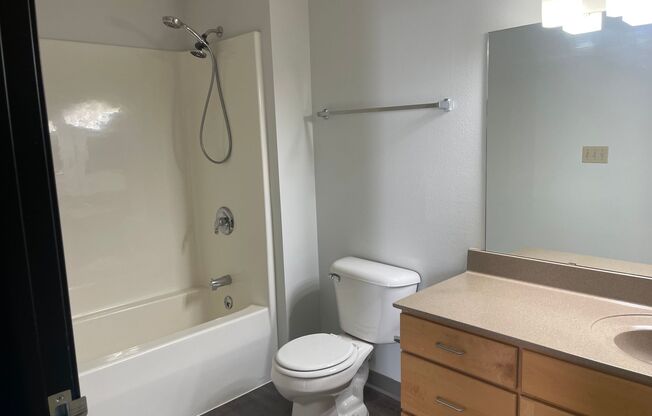 2 beds, 1 bath, 990 sqft, $1,800, Unit 201