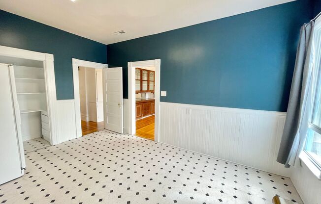 Wonderful Light and Bright Top Floor 2BR/1BA Flat w/Parking, Laundry, Shared Garden - PROGRESSIVE