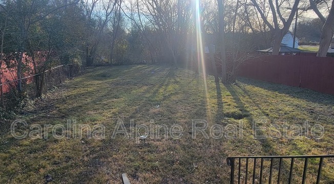 3 beds, 2 baths, 936 sqft, $1,350