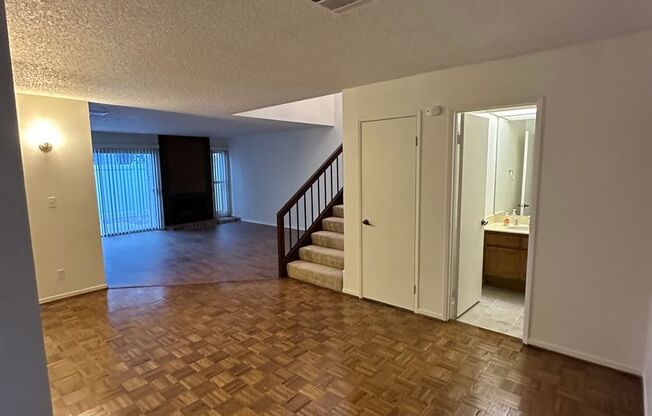 Spacious 2 Story Townhome - 3 Bedrooms, 2 1/2 Bathroom in Northridge!