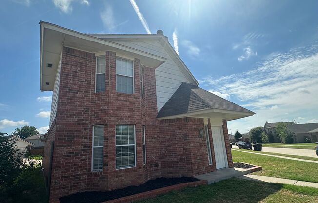 UNIQUE 3 Bedroom 2 Bathroom Home In Moore