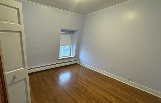 3 beds, 1 bath, $1,500, Unit 3