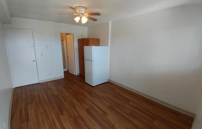 Studio, 1 bath, 300 sqft, $625, Unit 40