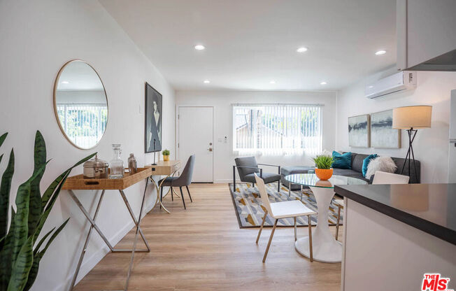 6244 DE LONGPRE AVE