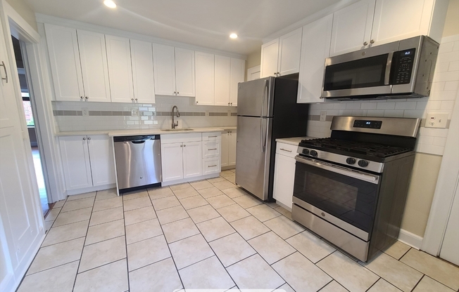 1 bed, 1 bath, 825 sqft, $2,100, Unit 3