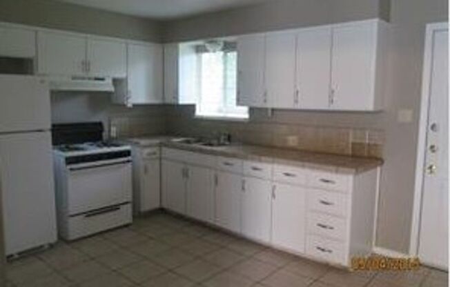 3 beds, 2 baths, $1,895