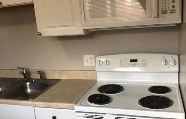 Updated 1 bed, 1 bath Apartment in Aurora!