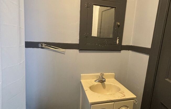 Studio, 1 bath, 450 sqft, $600, Unit D4