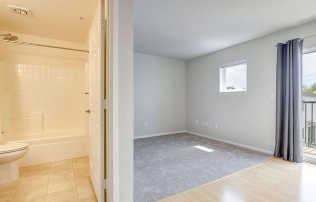 Top Floor Studio, Close To Greenlake