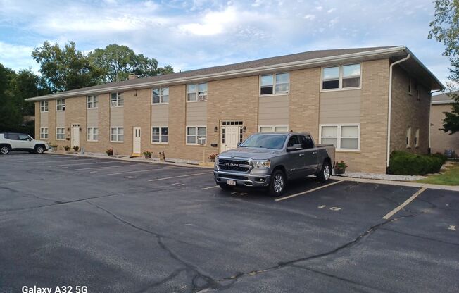 2 beds, 1 bath, $1,139, Unit 516 3002