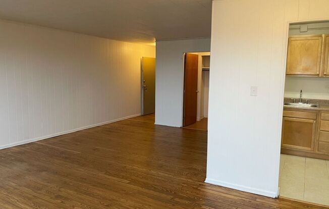 Studio, 1 bath, 487 sqft, $1,275, Unit Fifth 303