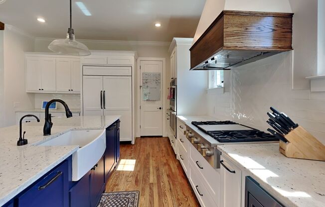 IMMACULATE HOME IN UNIVERSITY HEIGHTS! UPDATES GALORE!