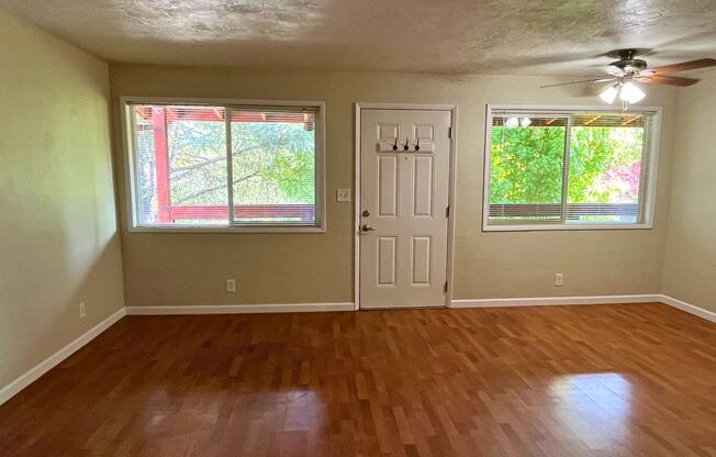 NEU 1333 #5- 1 Bed/1Bath Upstairs Apartment