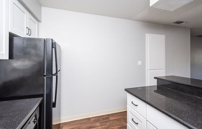 2 beds, 1 bath, 860 sqft, $1,800, Unit 224