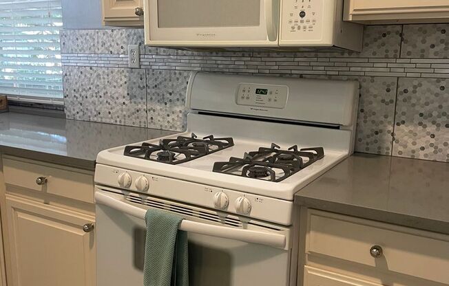 1 bed, 1 bath, 800 sqft, $2,200, Unit Pad I