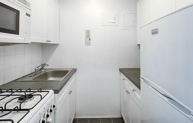 Studio, 1 bath, $3,250, Unit 16D