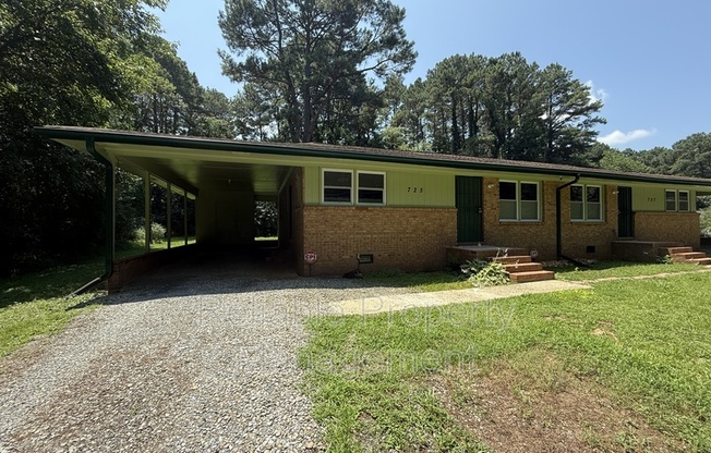 725 LOCUST LN