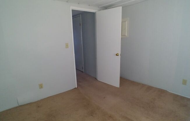 2 beds, 1 bath, $775, Unit 813