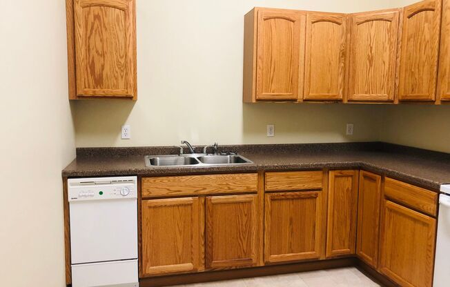 2 beds, 1 bath, $795, Unit A