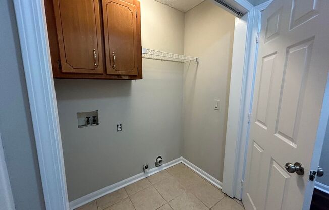 *MOVE IN SPECIAL: $500 OFF FIRST MONTH'S RENT* - 220 Jamey Lane