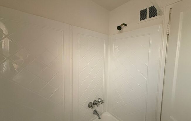 2 beds, 1 bath, $1,350, Unit 2949 Heather Place