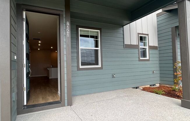 SHOWING 6/7 or SOONER with Advance Appointment!  Three Bedroom Townhome Style Unit in Reed's Crossing - Close to Nike, Intel and Columbia Sportswear!