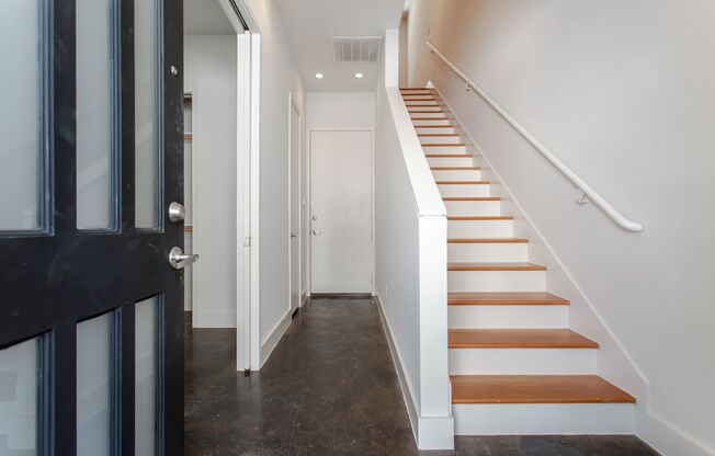 Spacious 3-Story Townhouse With Rooftop Deck Near Downtown