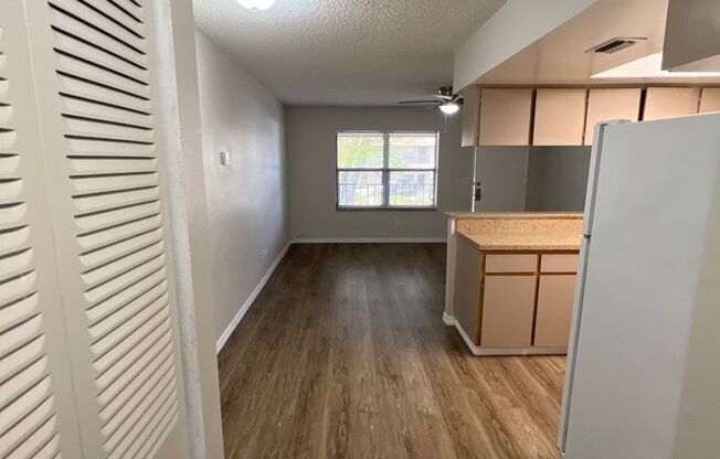 1 bed, 1 bath, 700 sqft, $1,300, Unit 274
