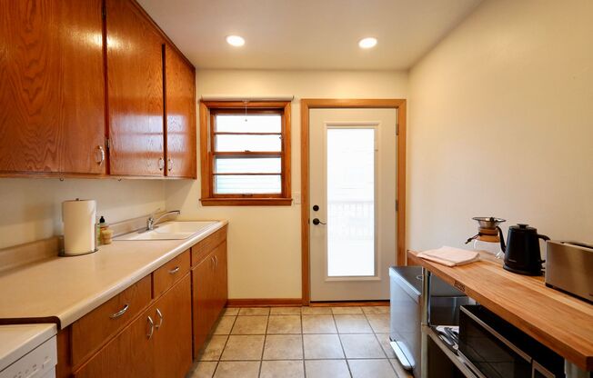 2 beds, 1 bath, 750 sqft, $2,453, Unit Eastside 2 BR duplex with private patio/dog run. Fully furnished. Flexible lease.