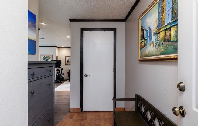 Beautiful 3 bedroom unit near in Lake Oswego- Comes with gym membership!