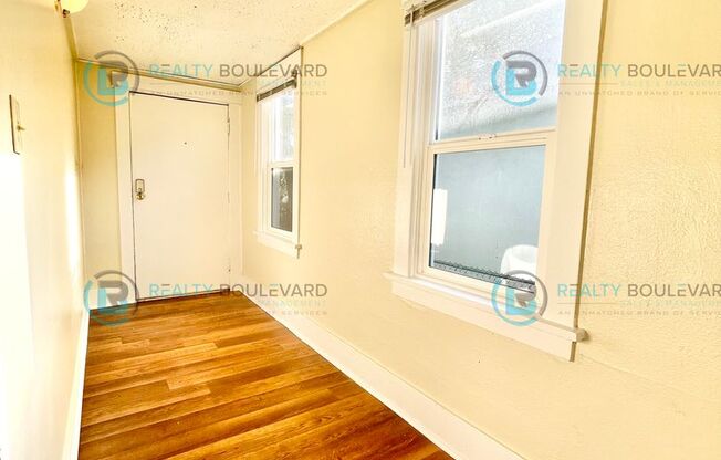 Charming Cottage with Private Yards, Parking, & Fully Equipped Kitchen – Near UNR